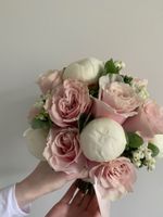 Свадебный букет из пионов, одноголовых роз и эвкалипта