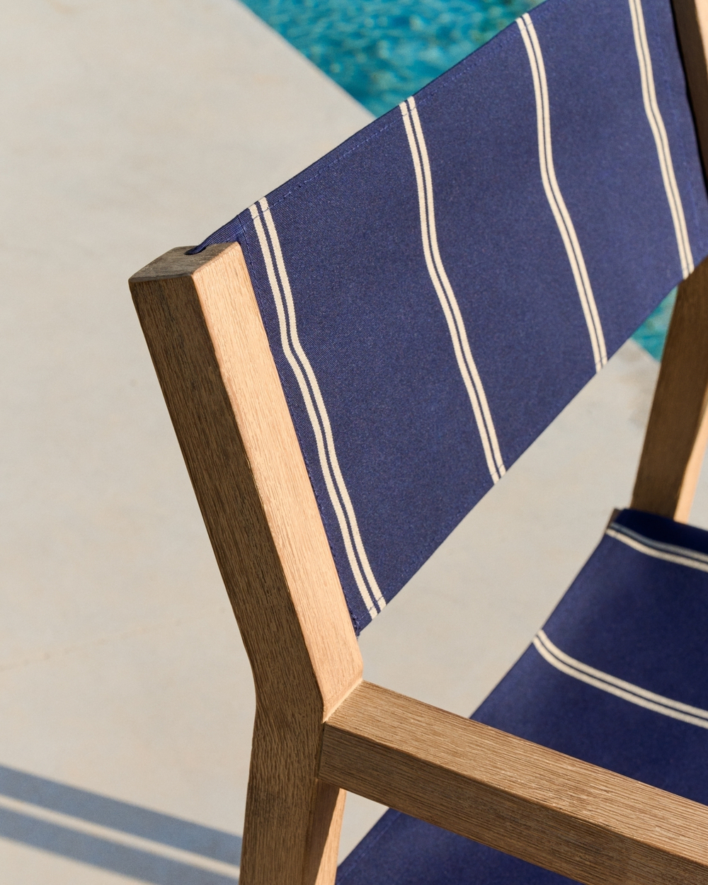 Уличный складной стул Vilara в сине-бежевую полоску из акации