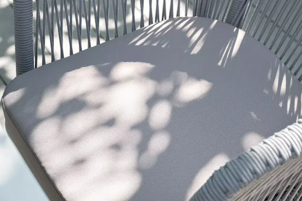 "Марсель" стул плетеный из роупа, каркас алюминий темно-серый (RAL7024) муар, роуп светло-серый круглый, ткань светло-серая