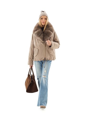 Короткая пуховая парка бежевого цвета