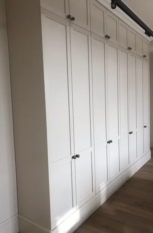 Встроенный белый шкаф с классическими дверцами