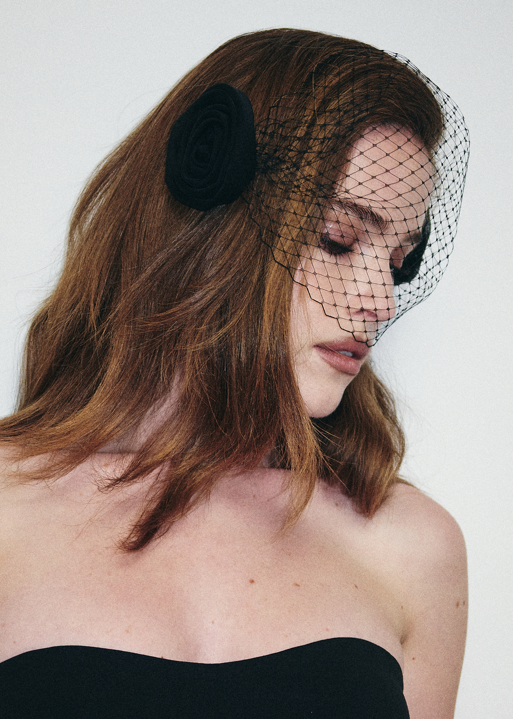 Вуаль черная с цветами по бокам