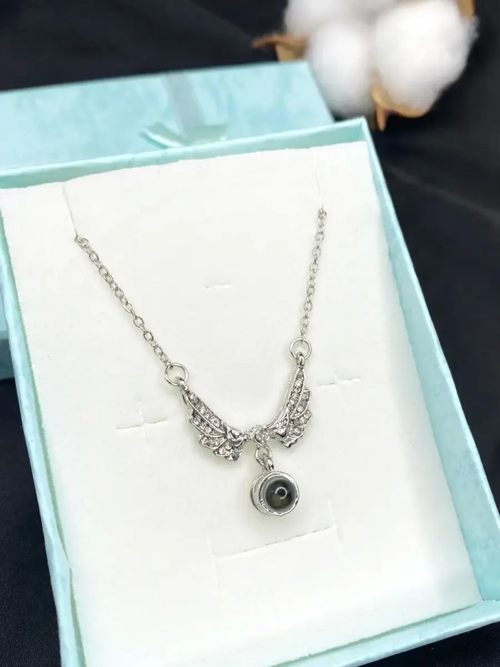 Цепочка с крыльями и проекцией Я тебя люблю на 100 языках