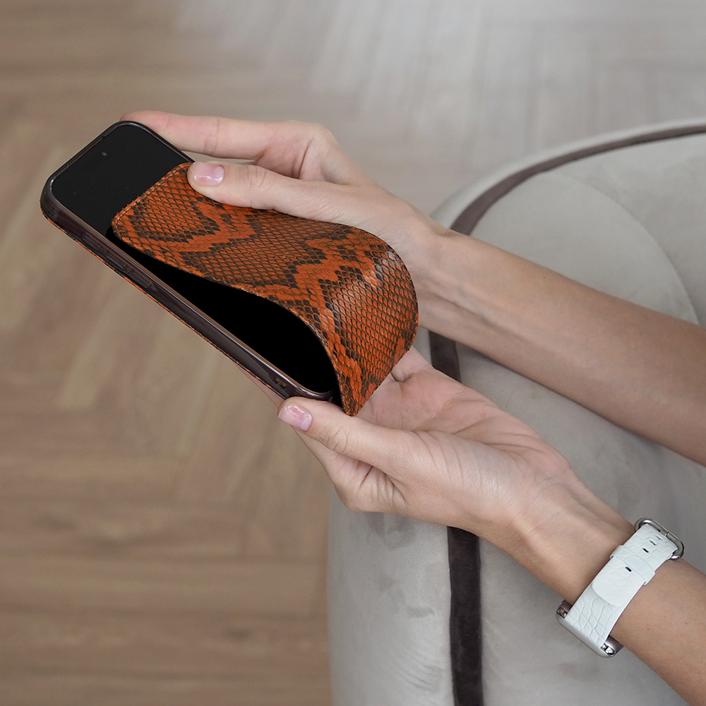 Чехол для iPhone 17 Pro Max кожаный, питон цвета коньяк