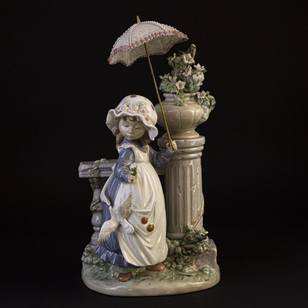 Фарфоровая мануфактура Lladro «Девочка с ажурным зонтиком»