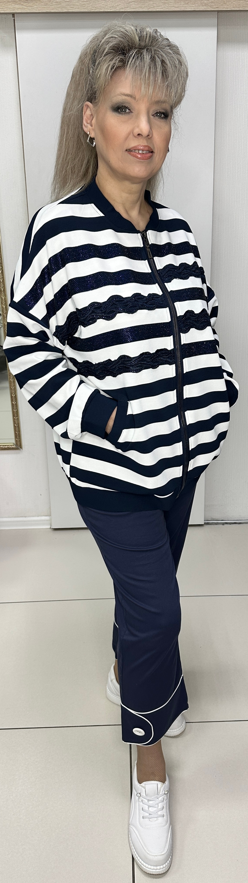 Жакет в сине-белую полоску со стразами