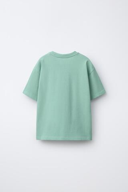 ZARA ФУТБОЛКА ИЗ ПЛОТНОЙ ТКАНИ С ВЫШИТОЙ НАДПИСЬЮ, БИРЮЗОВЫЙ