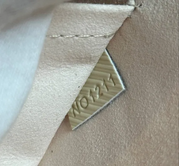 Сумка Louis Vuitton Hide And Seek кремовый