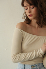 Лонгслив женский с открытыми плечами