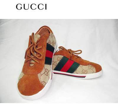 Кроссовки на шнуровке с замшевыми вставками и принтами логотипов