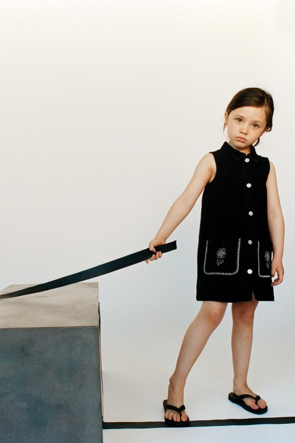 ZARA ДЖИНСОВОЕ ПЛАТЬЕ С ЦВЕТОЧНОЙ ВЫШИВКОЙ, ЧЕРНЫЙ