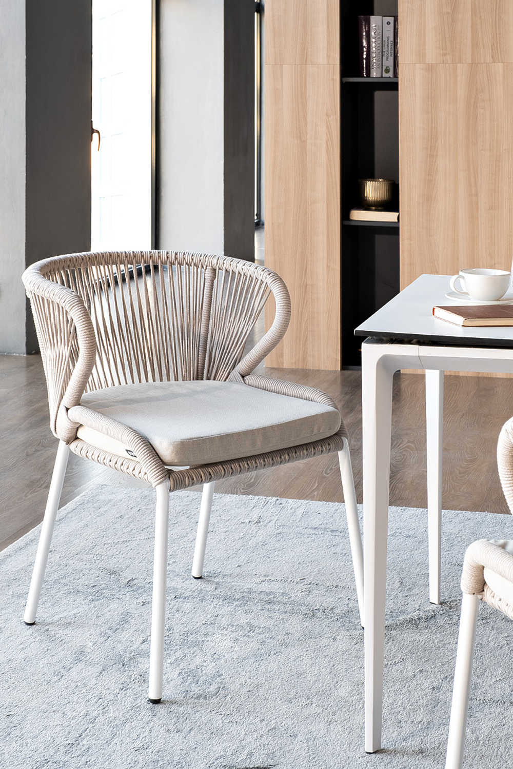 "Малага" обеденная группа на 4 персоны со стульями "Милан", каркас белый, роуп бежевый