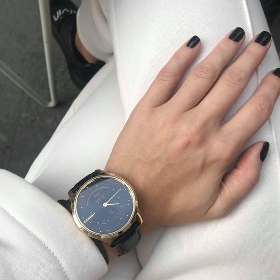 Умные часы Garmin Vívomove Luxe золотистые черные с кожаным ремешком 010-02241-22