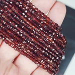 Гранат Пироп, кубик, р-р 3-3.3мм, цена за нить 19 см