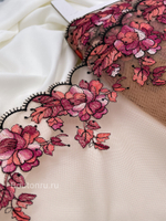 Телесные кружева с пурпурно-розовыми цветами