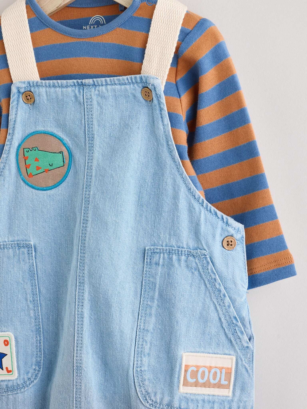 Джинсовый комбинезон и боди в комплекте для малышей Next N22-275, Синий, Оранжевый