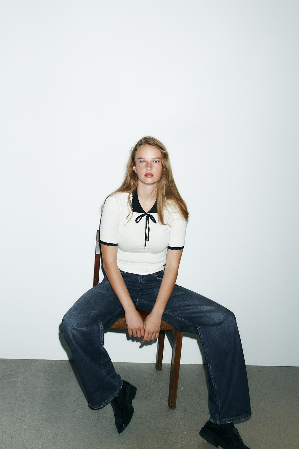 ZARA ФУТБОЛКА С КОНТРАСТНЫМ ВОРОТНИКОМ И БАНТОМ, БЕЛЫЙ