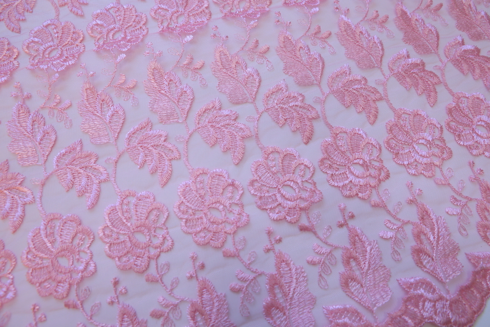 Вышивка на сетке светло-розовая