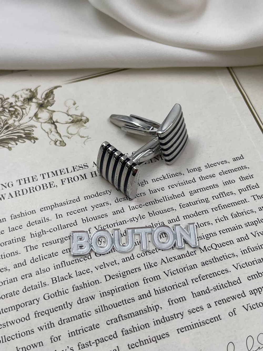 Запонки серебристые квадратные с черными полосками