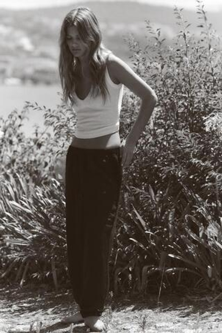 ZARA СПОРТИВНЫЕ БРЮКИ ИЗ СТРУЯЩЕЙСЯ ТКАНИ, ЧЕРНЫЙ