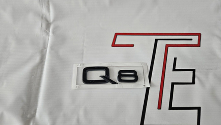 Шильдик Audi Q8
