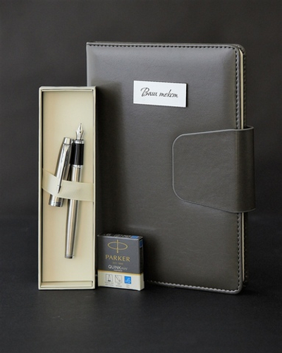 Набор с гравировкой: Ежедневник недатированный и перьевая ручка Parker IM Stainless Steel CT (серый
