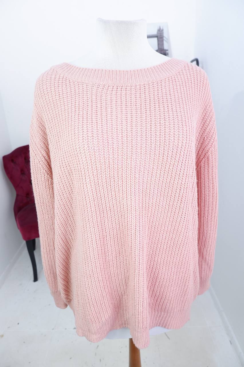 Свитер Shein объемный и с оригинальной спинкой, визуально на 52/54 размер