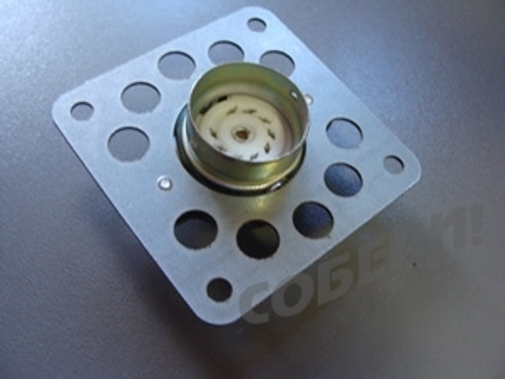 устанавливаем панельку в корпус усилителя