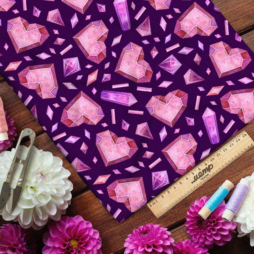 Ткань габардин кристаллы и сердца на фиолетовом фоне