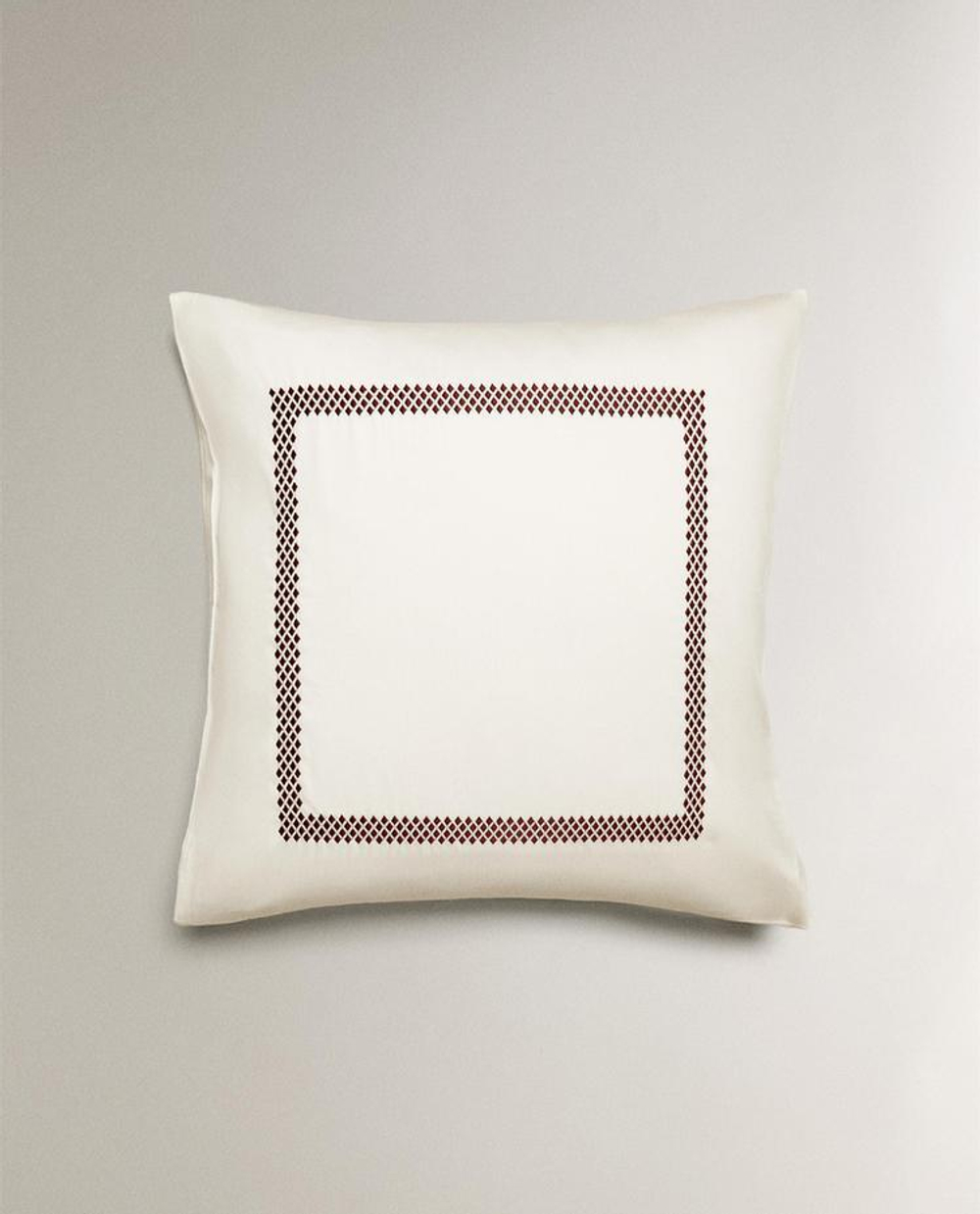 ZARA HOME САТИНОВАЯ НАВОЛОЧКА С ВЫШИВКОЙ, БОРДОВЫЙ