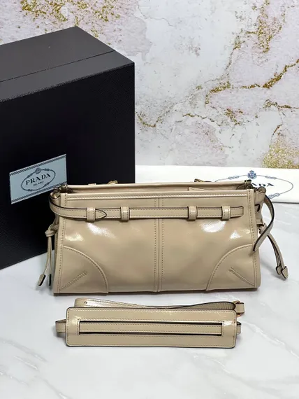 Маленькая кожаная сумка Prada через плечо, бежевый