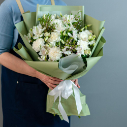 Светлый букет с диантусами и альстромерией