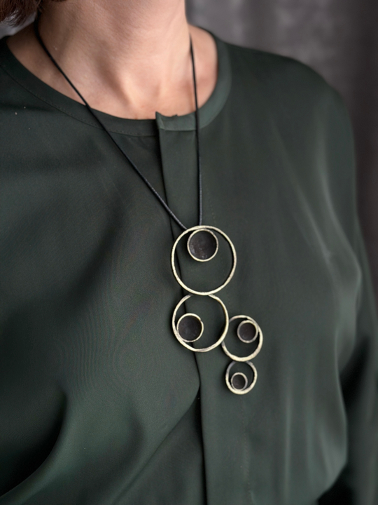 Колье впалые полусферы в кругах на текстильном шнурке, бронза