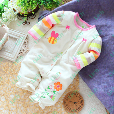 Комбинезон с контрастными аппликациями в виде пчелы и цветка