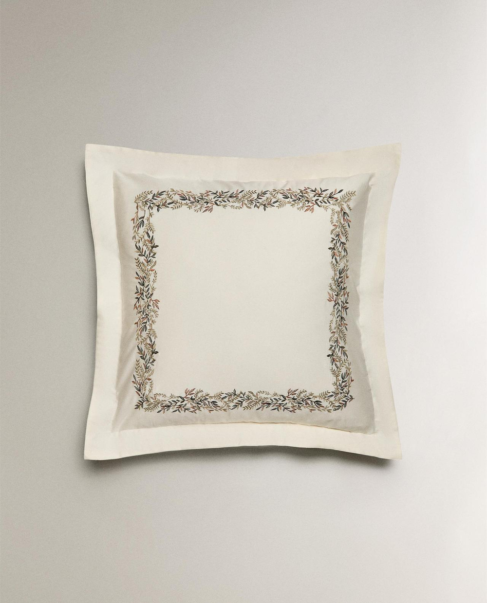 Zara Home - Атласная наволочка с вышивкой в виде листьев 70x90 см