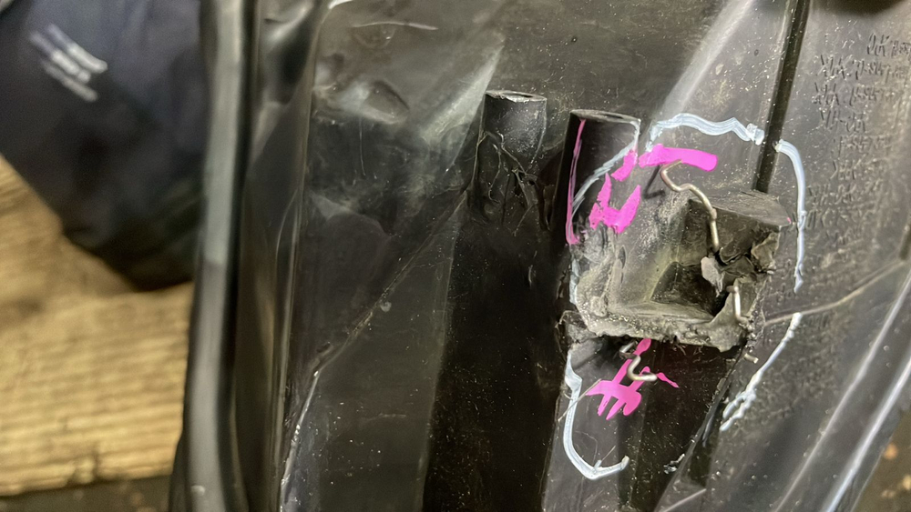 Фара передняя правая TOYOTA AVENSIS 2011-2015