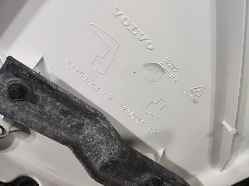 Спойлер кабины верхний левый