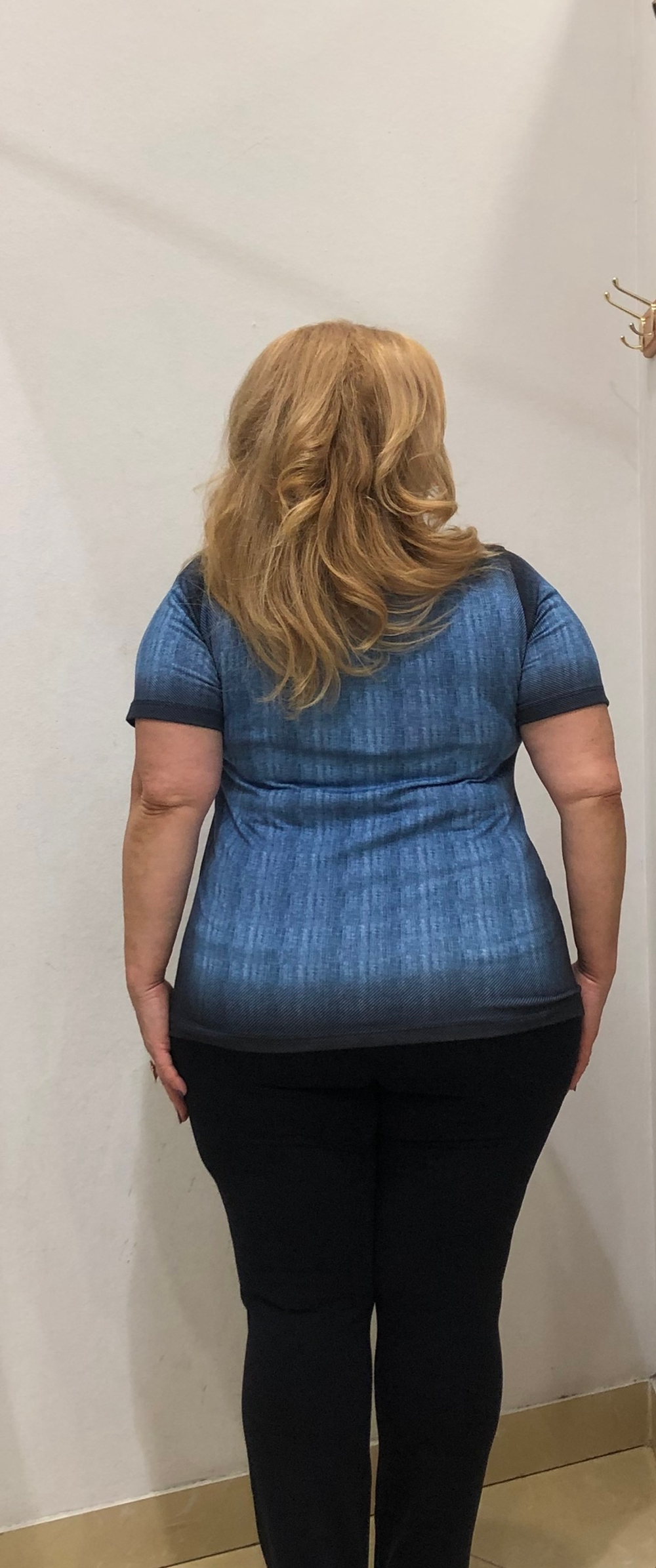 Темно-синяя футболка с принтом "бабочка"