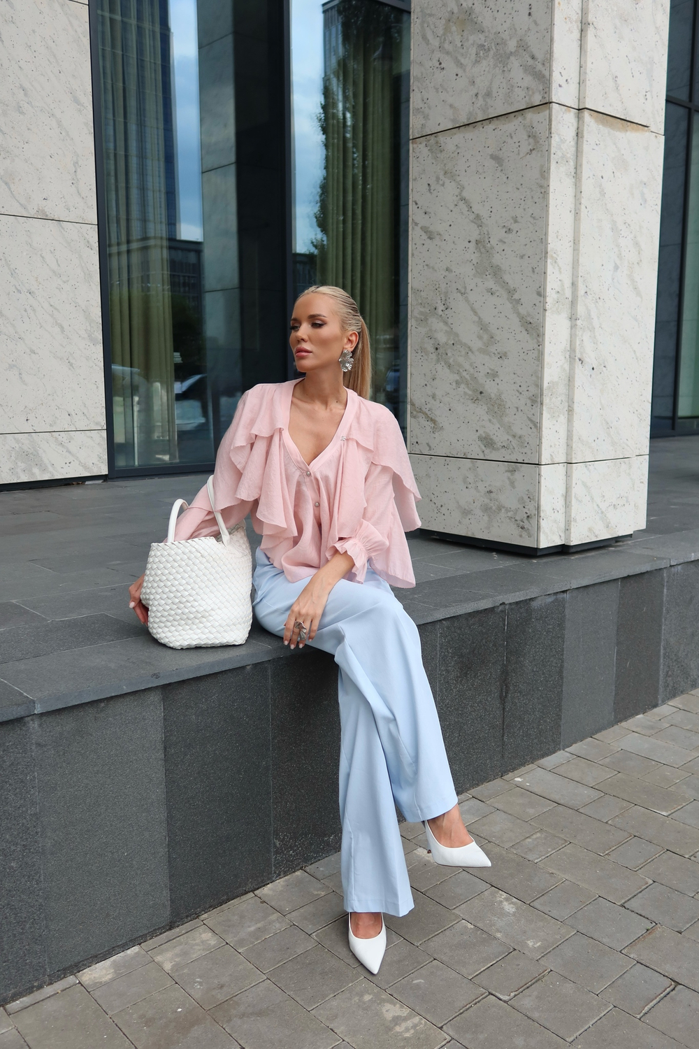 Брюки прямые из хлопка в нежно-голубом цвете