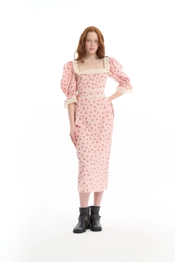 Платье с вырезом "каре" в розовый цветочек