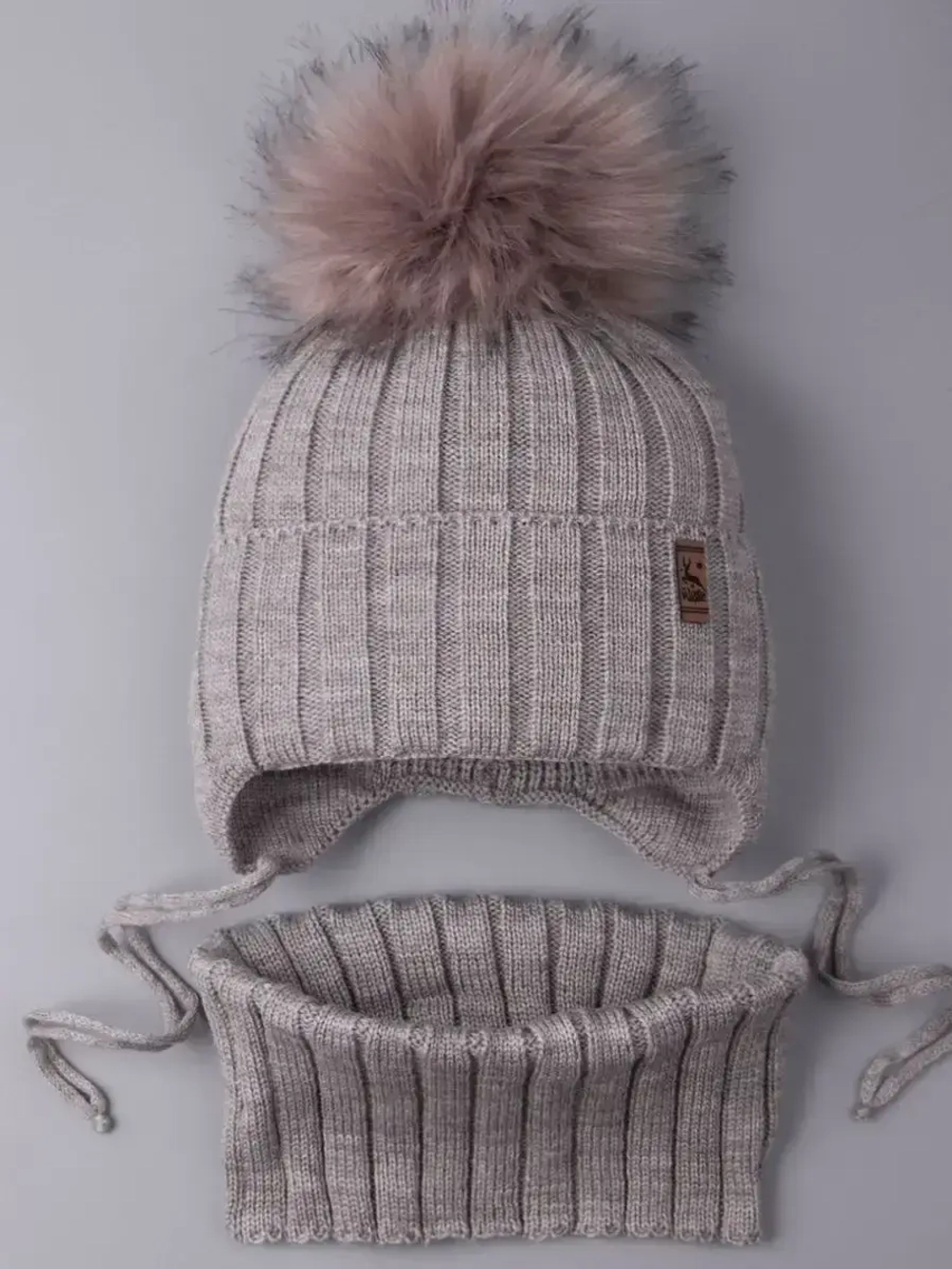 Шапка зимняя для мальчика на завязках и снуд