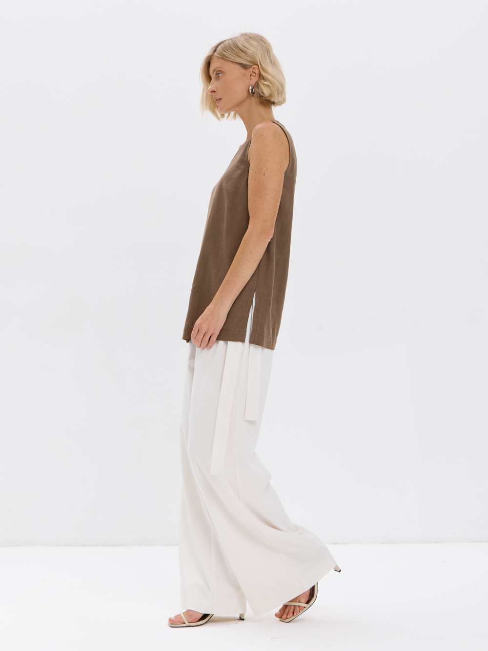 Удлиненный топ из льна с V-вырезом