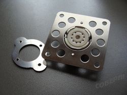 устанавливаем панельку в корпус усилителя