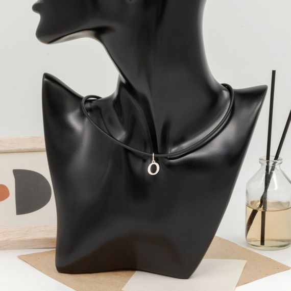 Подвеска в виде буквы О - кулон из серебра 925 пробы на постаменте