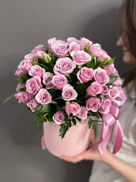 Шляпная коробка с сиреневыми кустовыми розами