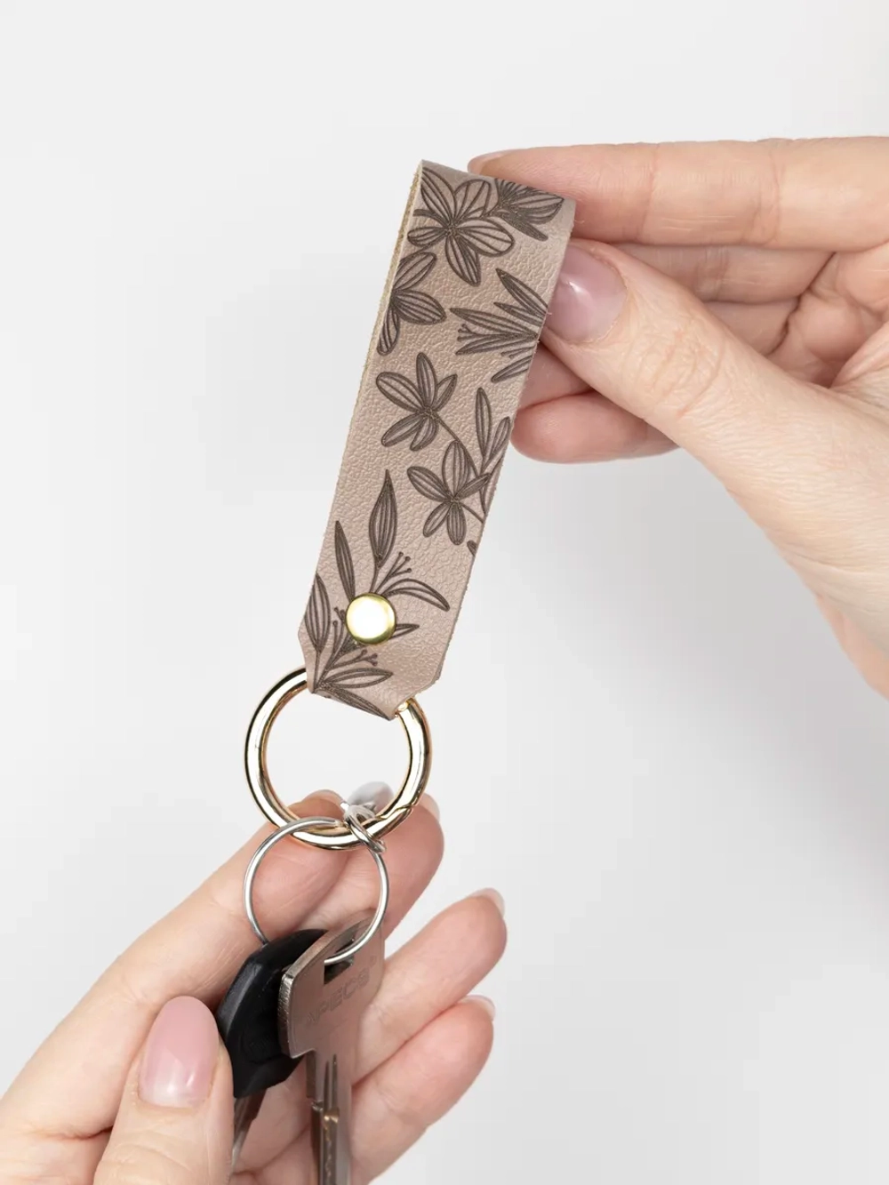 Брелок "Рукодельница" белый