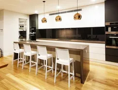 Полубарный стул Maya белый