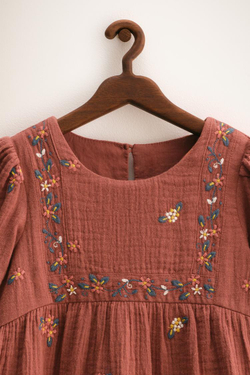 ZARA TIMELESS — ПЛАТЬЕ С ВЫШИВКОЙ В ВИДЕ ЦВЕТОВ, ТЕРРАКОТОВЫЙ