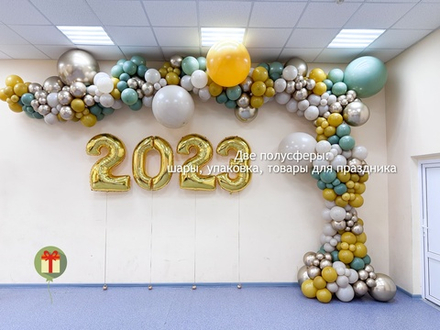 Фотозона из шаров на выпускной Изумруд