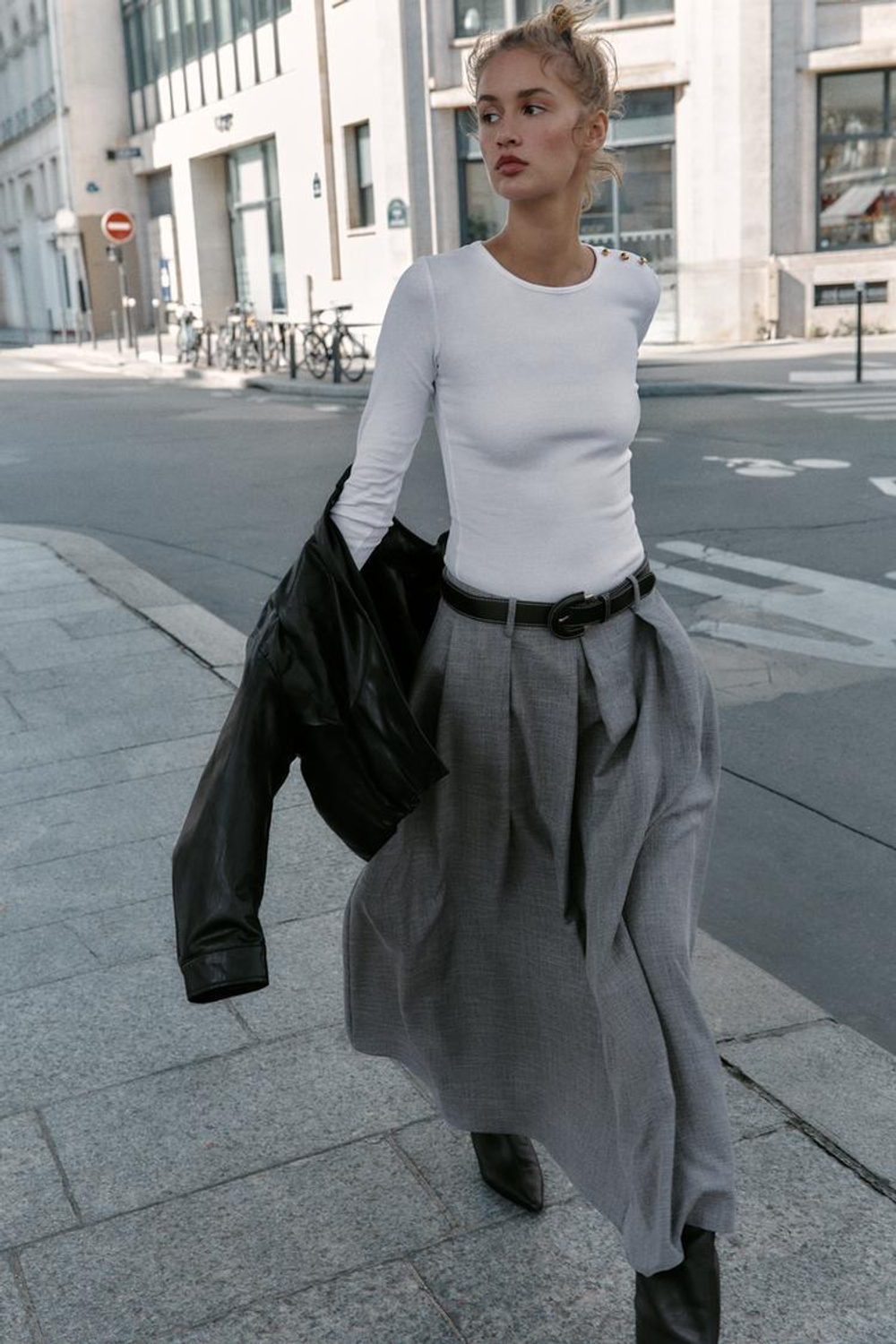 ZARA ФУТБОЛКА В РУБЧИК С ПУГОВИЦАМИ, БЕЛЫЙ